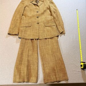 Le Suit  2-Piece Pant Suit - Size 8P - Golden Brown Textured Traw